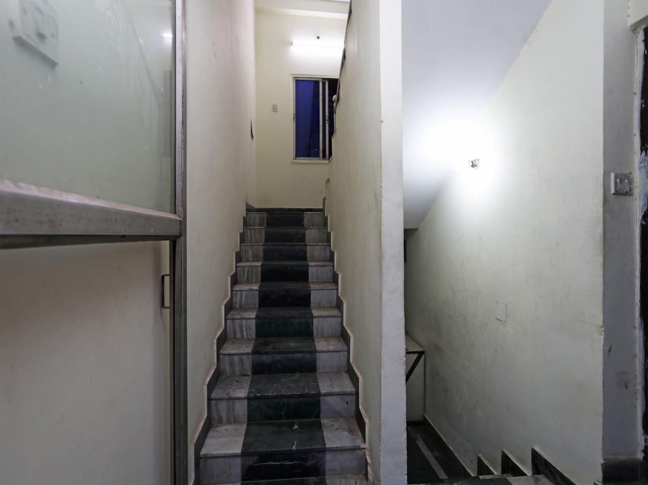 Oyo 13906 Vinita Inn Santragachi Exterior foto