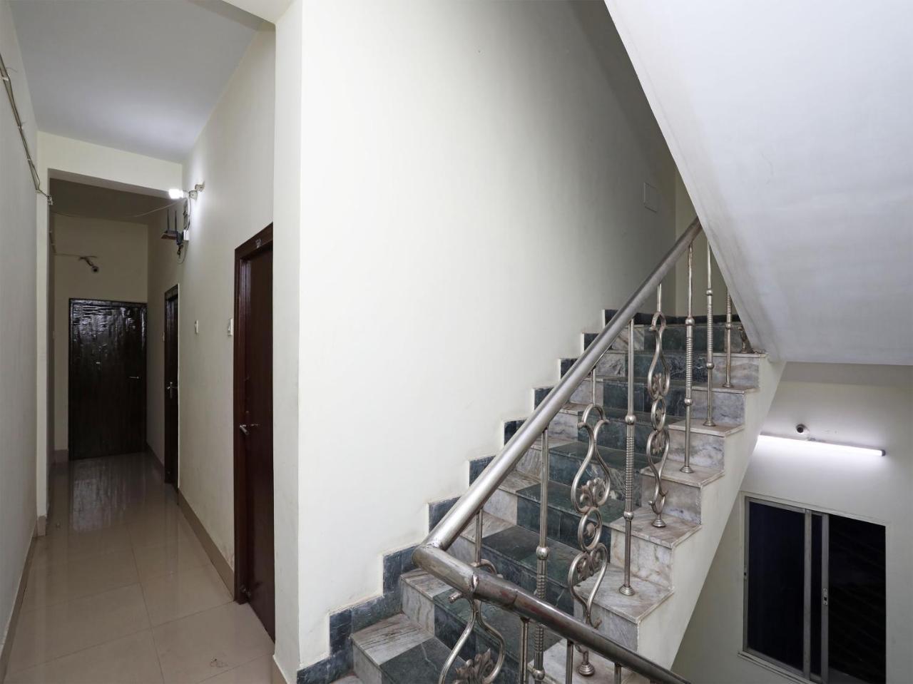 Oyo 13906 Vinita Inn Santragachi Exterior foto